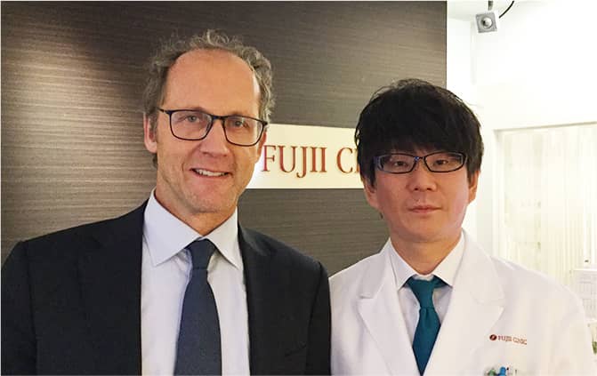 Allergan Japan株式会社代表取締役社長マーク・ヴァイデルハイデン氏と院長の写真